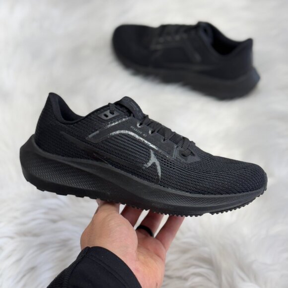 Nike Air Zoom Pegasus 40 Low Womens Running Shoes Black DV3854-003 VNDS Sz 7 - Picture 1 of 7